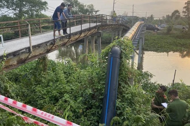phat hien 2 thanh nien tu vong duoi kenh xe may con sang den nam duoi nuoc2 phat hien 2 thanh nien tu vong duoi kenh xe may con sang den nam duoi nuoc2