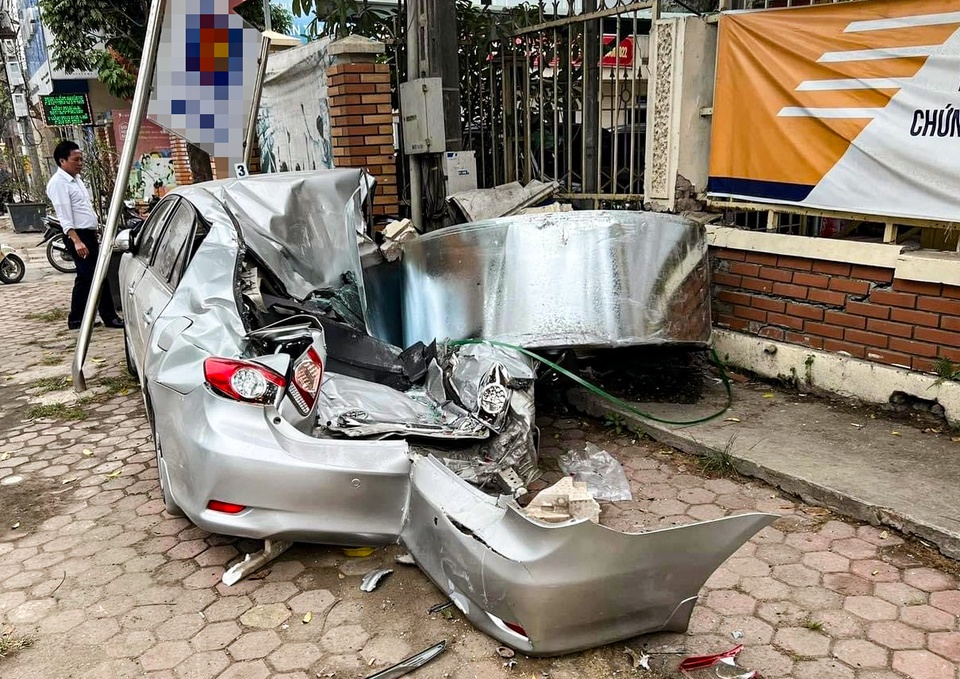 hien truong vu xe toyota bi cuon thep nang hang chuc tan de bep dspl 1