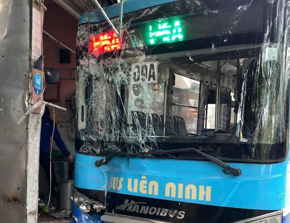 hien truong vu xe buyt mat lai lao vao nha dan 2 nguoi nhap vien cap cuu dspl 1
