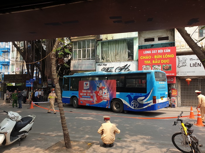 hien truong vu xe buyt mat lai lao vao nha dan 2 nguoi nhap vien cap cuu dspl 3