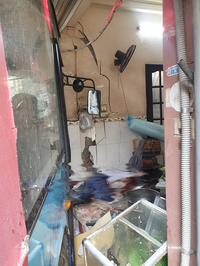 hien truong vu xe buyt mat lai lao vao nha dan 2 nguoi nhap vien cap cuu dspl 5