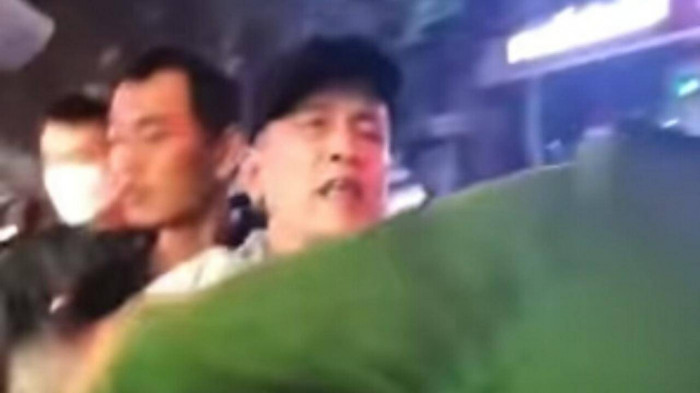 thanh hoa nguoi dan ong chui boi tat vao mat chien si cong an