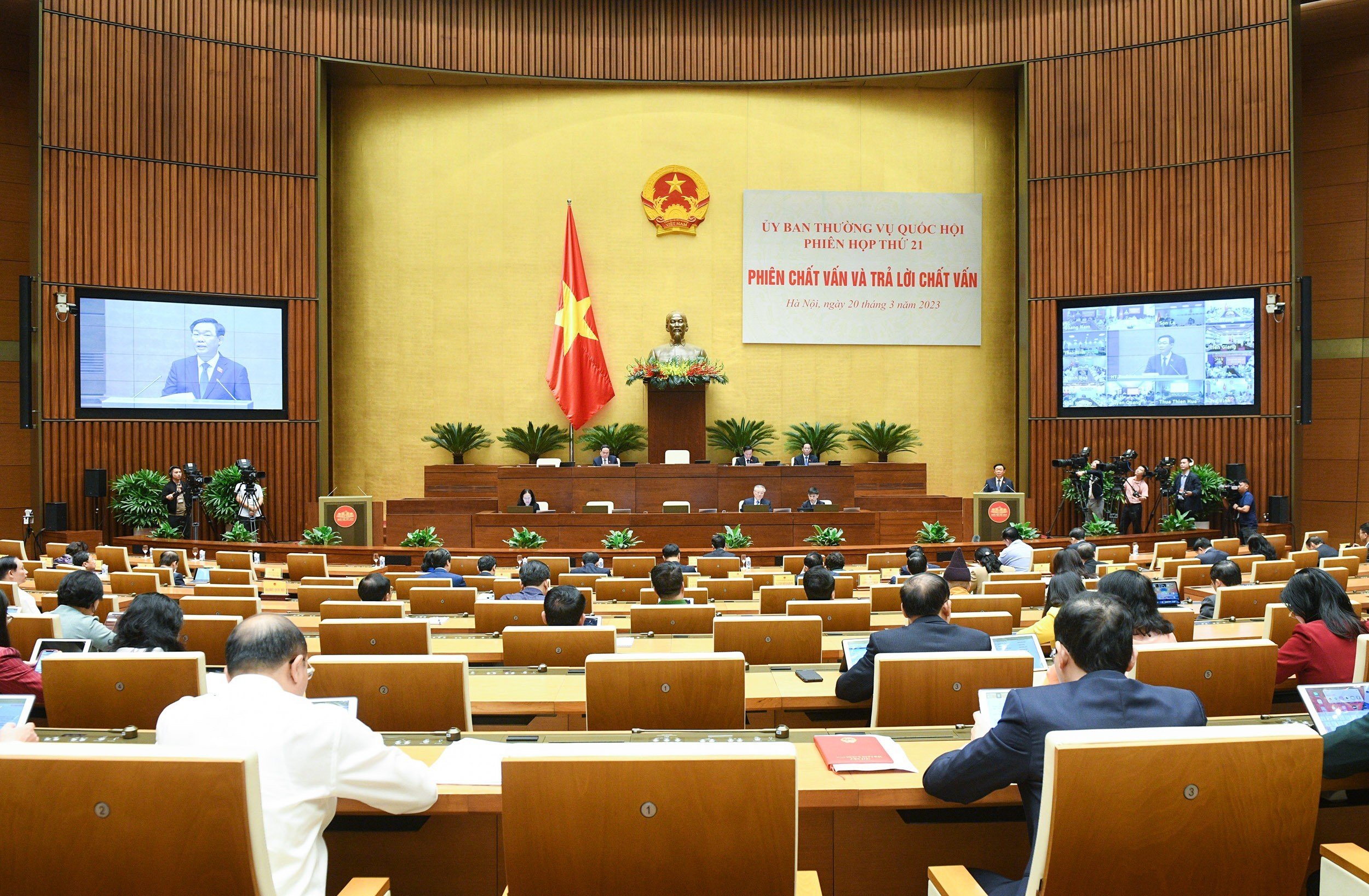 chu tich quoc hoi de nghi dai bieu khi chat van di thang vao van de2 chu tich quoc hoi de nghi dai bieu khi chat van di thang vao van de2
