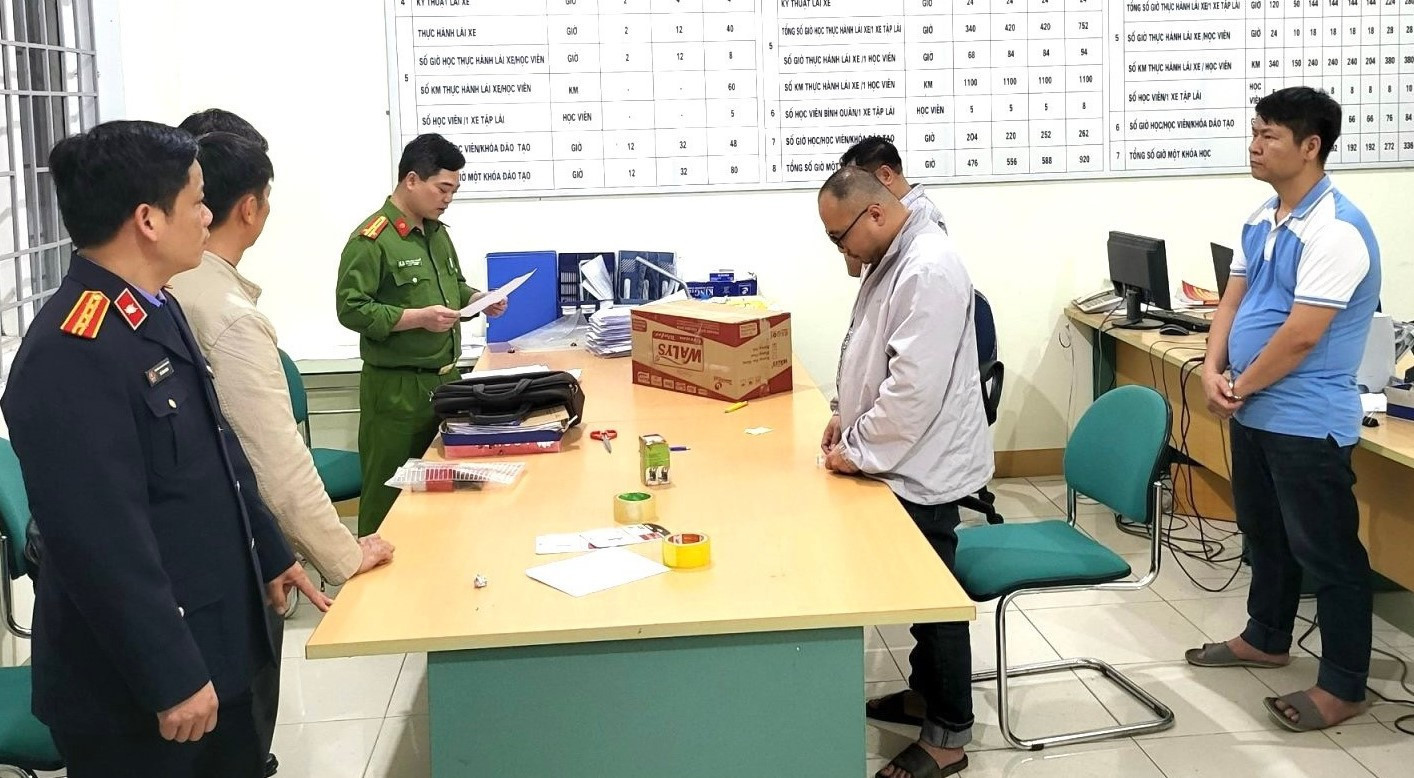 vu bat giam doc trung tam sat hach lai xe o hoa binh cuc duong bo len tieng vu bat giam doc trung tam sat hach lai xe o hoa binh cuc duong bo len tieng