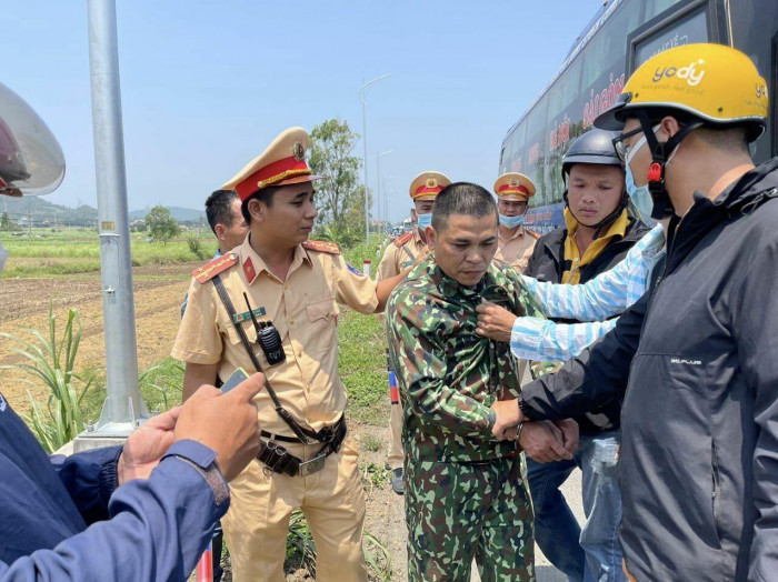 bat nghi pham cuop giat tai san tron tren xe khach bat nghi pham cuop giat tai san tron tren xe khach