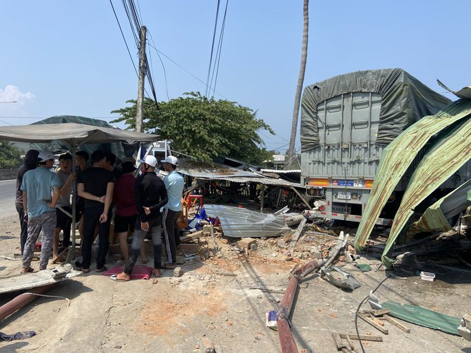 hien truong vu xe tai lao vao quan ca phe tong sap nha dan khien nhieu nguoi bi thuong dspl 1