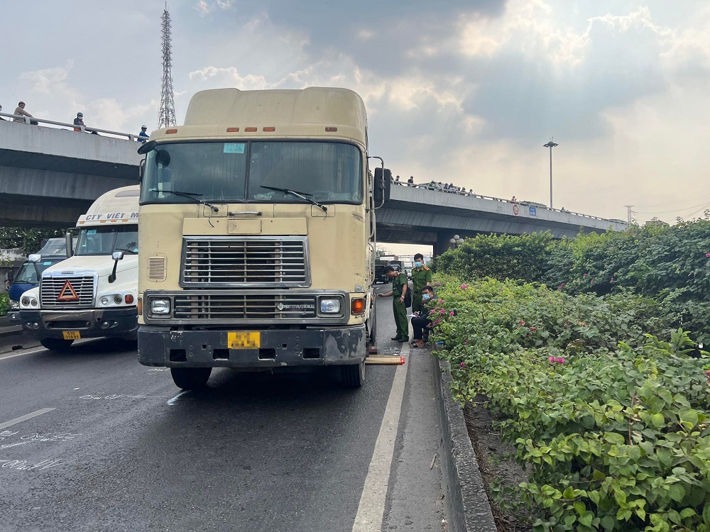 tin tuc tai nan giao thong moi nhat ngay 25 3 tai xe hoang loan khi nguoi dan ong lao vao xe container dspl 11