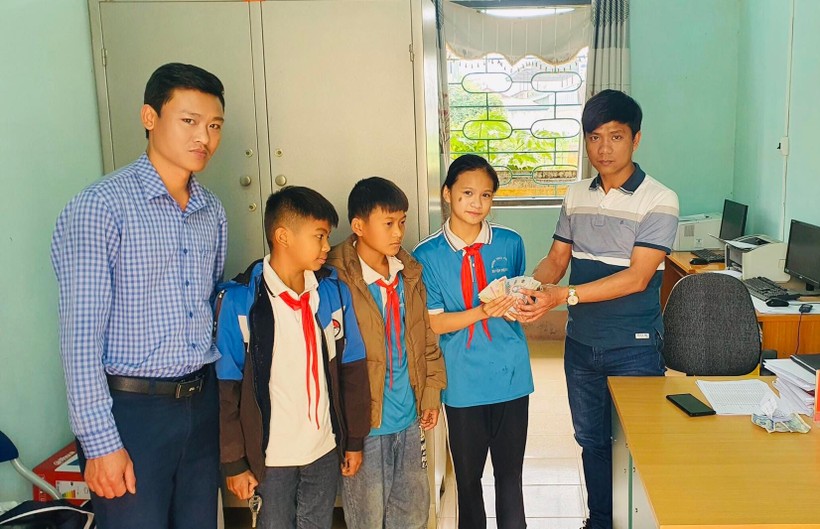 ba hoc sinh o dien bien nhat duoc vi tien tim nguoi danh roi ba hoc sinh o dien bien nhat duoc vi tien tim nguoi danh roi