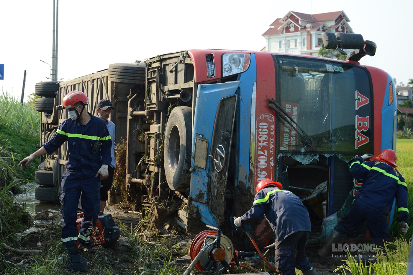 vu xe khach lat nghieng tai xe tu vong hanh khach thoat chet ke gi vu xe khach lat nghieng tai xe tu vong hanh khach thoat chet ke gi