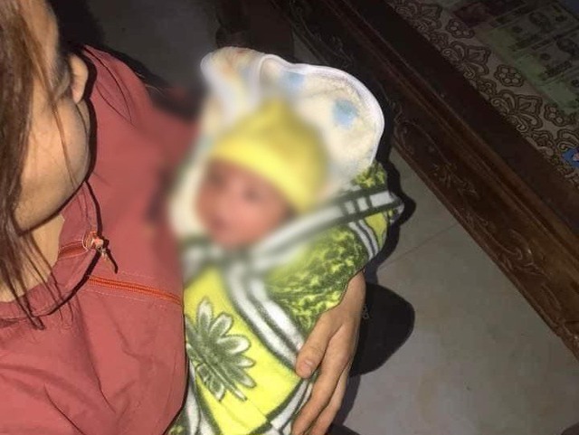 tim cha me nguoi than be trai so sinh bi bo roi ben duong