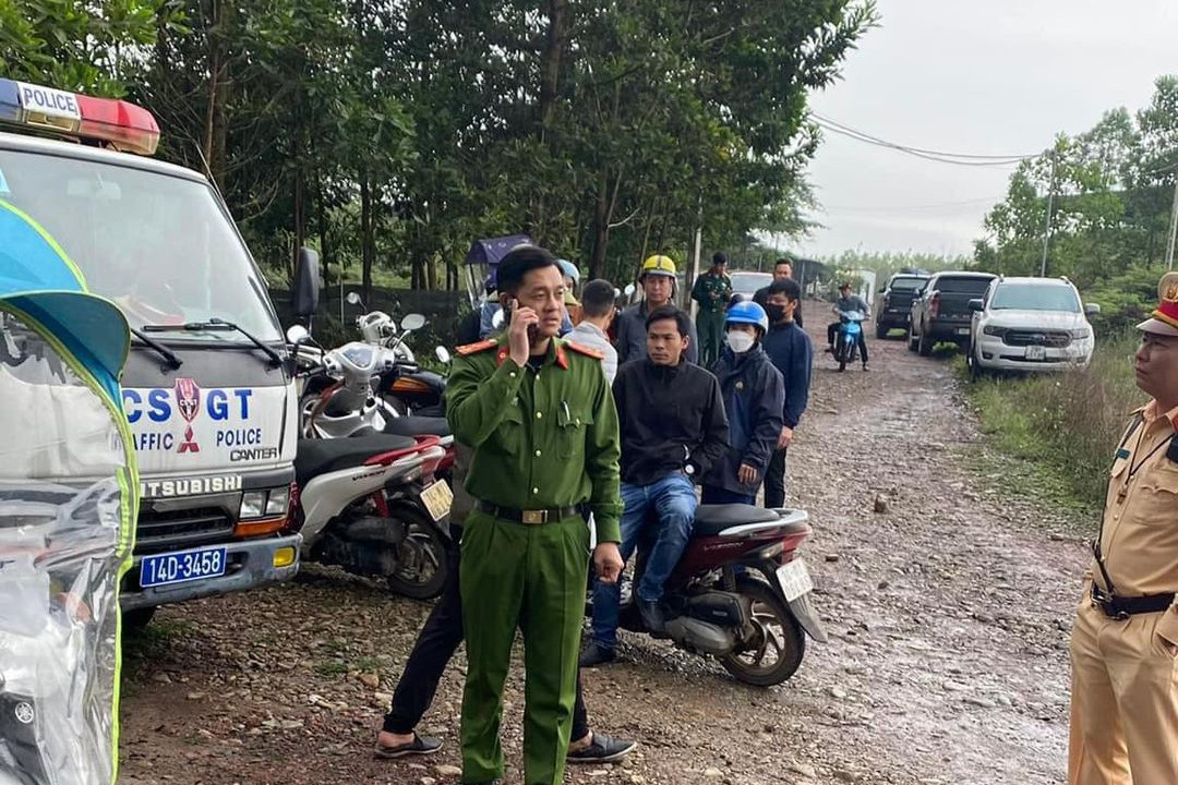 vu 2 vo chong tu vong trong o to do o san bong phat hien thu tuyet menh o nha1 vu 2 vo chong tu vong trong o to do o san bong phat hien thu tuyet menh o nha1