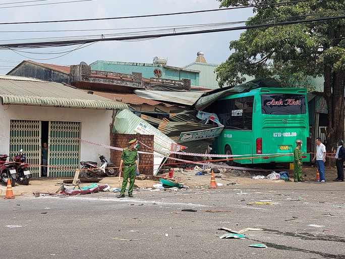 vu xe giuong nam lao thang nha dan o gia lai it nhat 2 nguoi chet nhieu nguoi bi thuong nang dspl 3