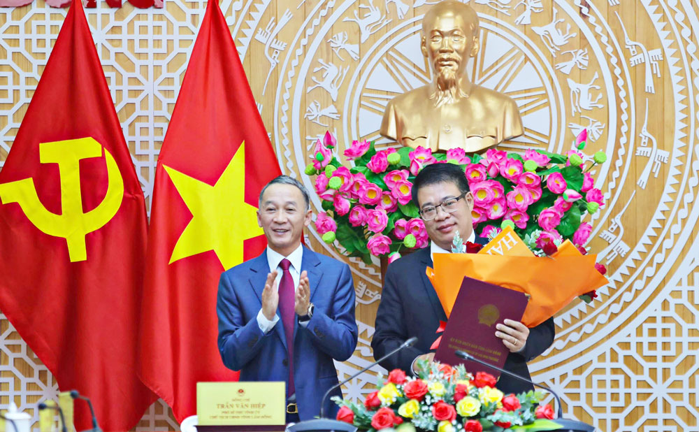 cong bo va trao quyet dinh cua thu tuong chinh phu ve cong tac can bo 1 cong bo va trao quyet dinh cua thu tuong chinh phu ve cong tac can bo 1