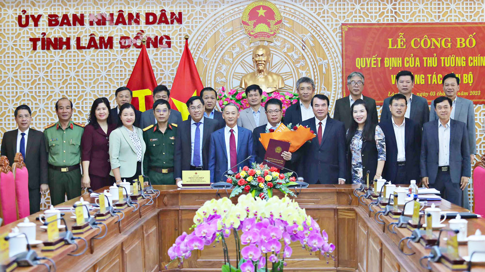 cong bo va trao quyet dinh cua thu tuong chinh phu ve cong tac can bo 2 cong bo va trao quyet dinh cua thu tuong chinh phu ve cong tac can bo 2