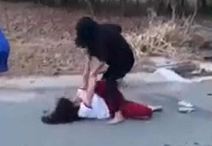 binh duong nu sinh bi de xuong dat tat lien tuc vao mat binh duong nu sinh bi de xuong dat tat lien tuc vao mat