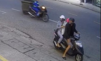 cap vo chong bong theo con nho dan canh trom dien thoai2