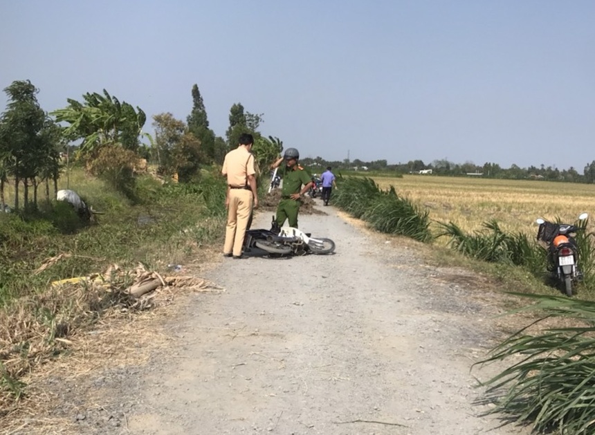nguoi dan ong lai xe tai tong vao trung uy canh sat