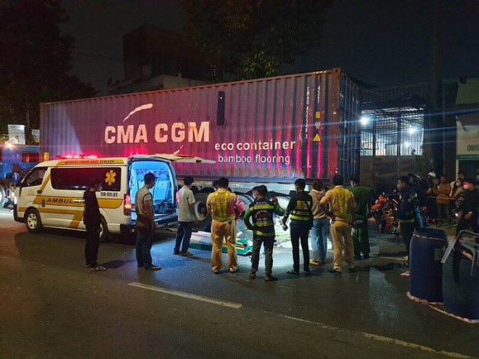 binh duong co gai tu vong khi tong vao duoi xe container dang dau tren duong binh duong co gai tu vong khi tong vao duoi xe container dang dau tren duong