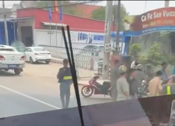 khong che doi tuong mang theo vat giong sung di cuop ngan hang o binh duong3 khong che doi tuong mang theo vat giong sung di cuop ngan hang o binh duong3