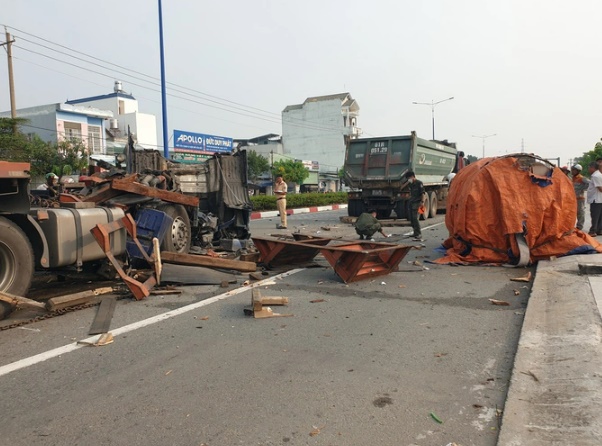 binh duong phanh gap khien cuon ton de nat dau cabin tai xe trong thuong1