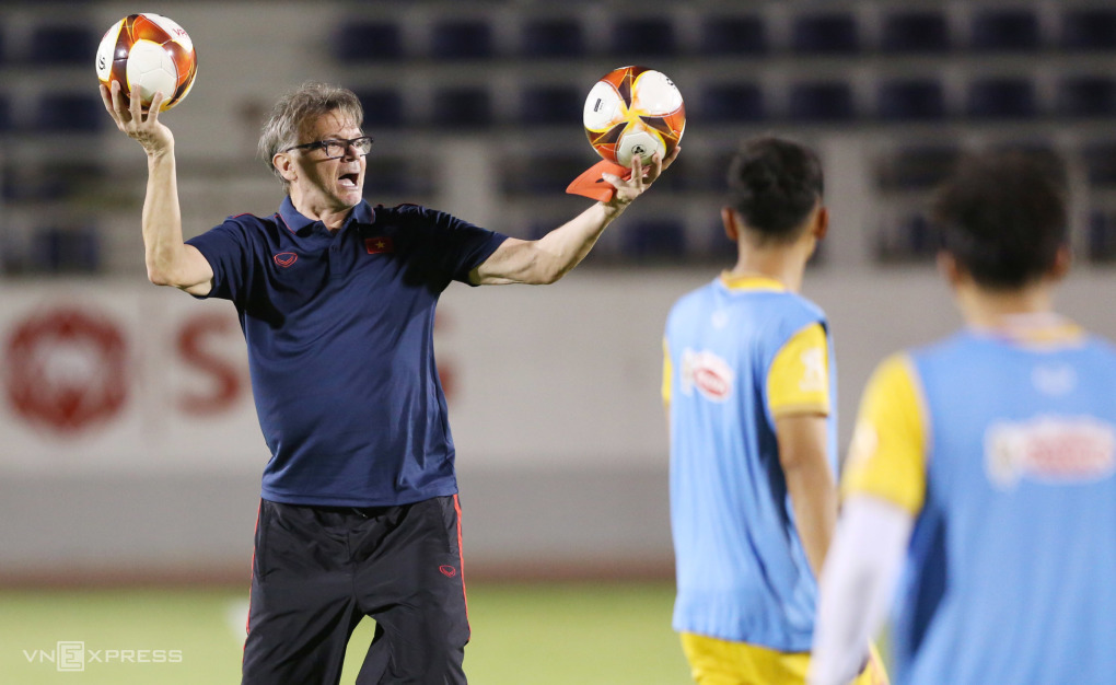vi sao hlv troussier loai 7 cau thu u22 viet nam truoc sea games 32 vi sao hlv troussier loai 7 cau thu u22 viet nam truoc sea games 32
