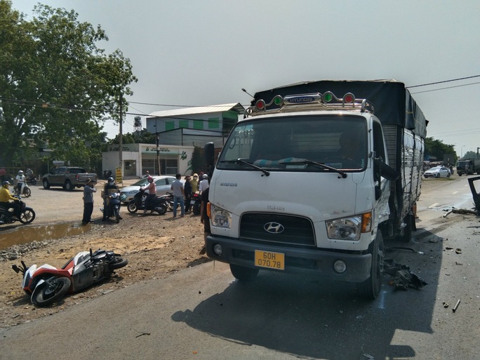 dong nai tai nan lien hoan giua oto 7 cho xe tai va xe may khien 6 nguoi thuong vong dspl 5 dong nai tai nan lien hoan giua oto 7 cho xe tai va xe may khien 6 nguoi thuong vong dspl 5