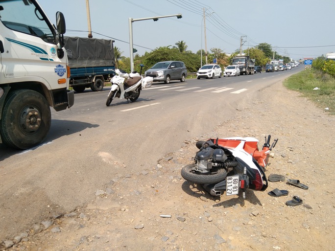 dong nai tai nan lien hoan giua oto 7 cho xe tai va xe may khien 6 nguoi thuong vong dspl 6 dong nai tai nan lien hoan giua oto 7 cho xe tai va xe may khien 6 nguoi thuong vong dspl 6