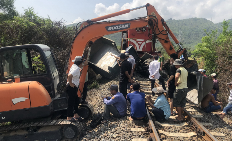 hien truong vu tau lua tong oto tai cho da lai xe tu nan dspl 4 hien truong vu tau lua tong oto tai cho da lai xe tu nan dspl 4
