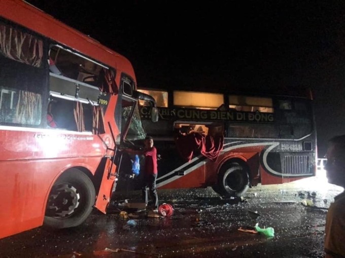 hai xe khach va cham tren cao toc noi bai lao cai 18 nguoi nhap vien