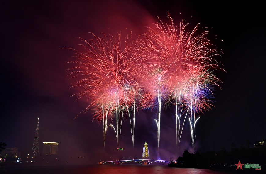 ngay gio to hung vuong phao hoa ruc sang troi dem viet tri dspl 3