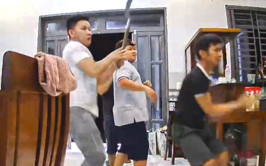 lam dong lam ro vu 3 nguoi lao vao ban nhau chem nguoi