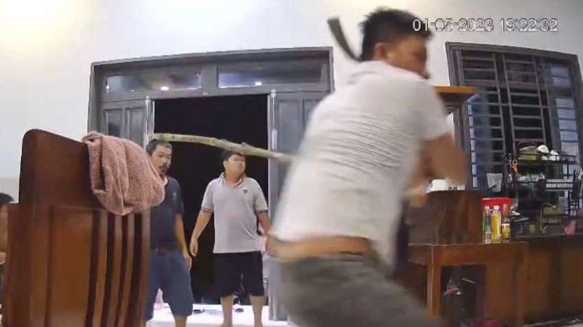 lam dong lam ro vu 3 nguoi lao vao ban nhau chem nguoi2
