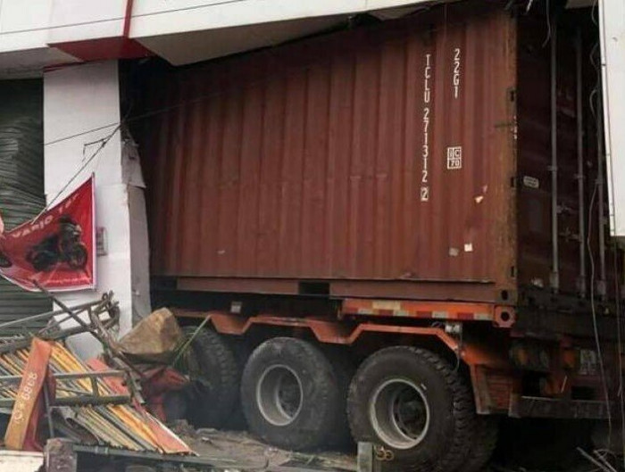 doi nam nu di xe may tu vong sau va cham voi xe dau keo