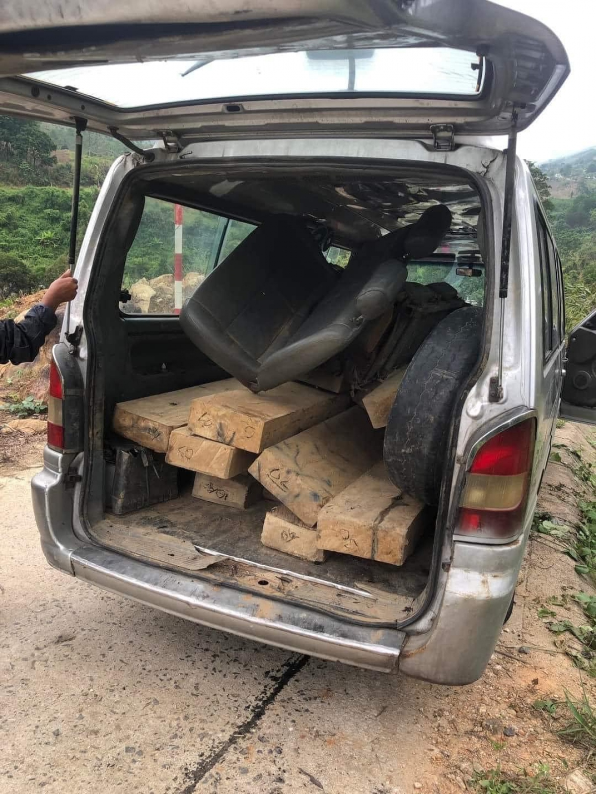 truy tim chu nhan hai xe o to cho go lau o quang ngai