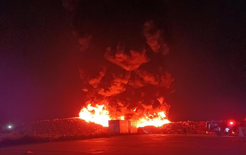 quang ninh chay bai tap ket phao xop gan cang cai rong cot khoi cao hang tram met dspl 3