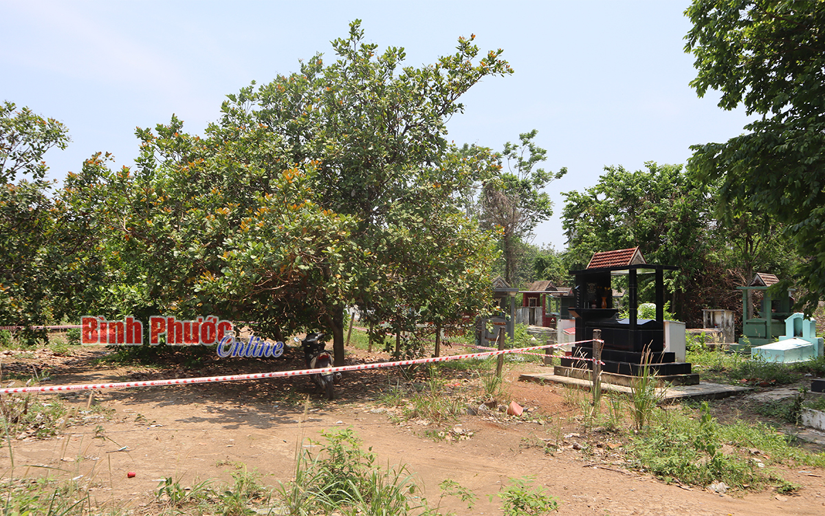 ta hoa phat hien thi the dang phan huy gan nghia trang o binh phuoc dspl 1