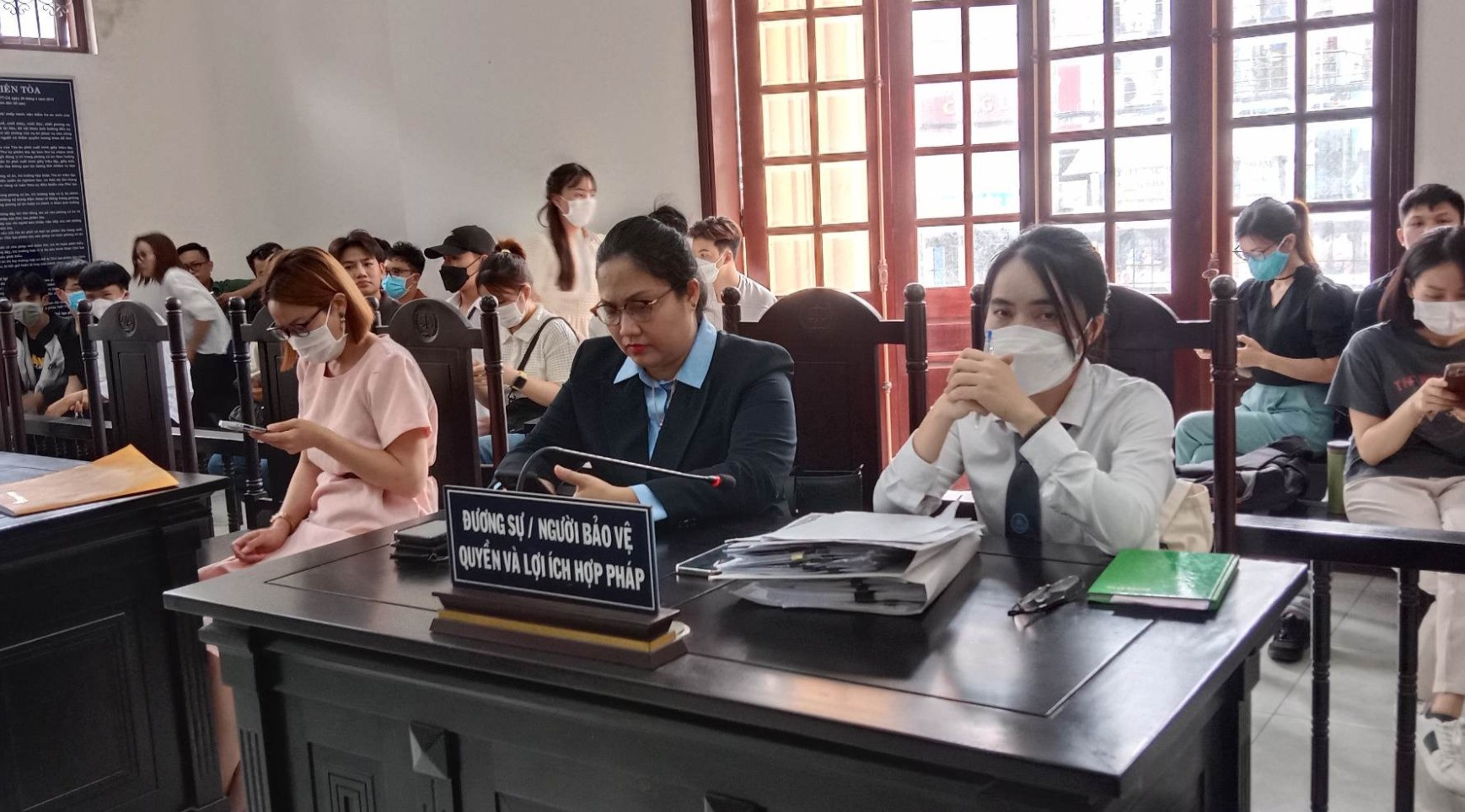 vi sao hoan phien xu vu kien giua hoa hau thuy tien va ba dang thuy trang