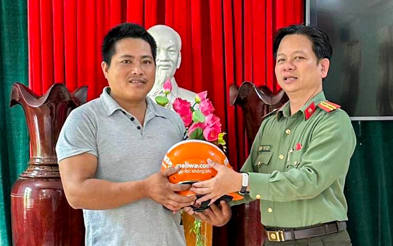 nguoi dan ong dung cam cuu 4 nguoi trong mot gia dinh khoi duoi nuoc