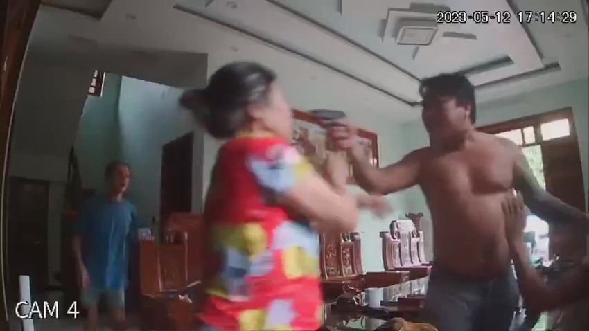 bat thanh nien xam tro nghi cam sung xong vao nha dan de ban uy hiep bat thanh nien xam tro nghi cam sung xong vao nha dan de ban uy hiep