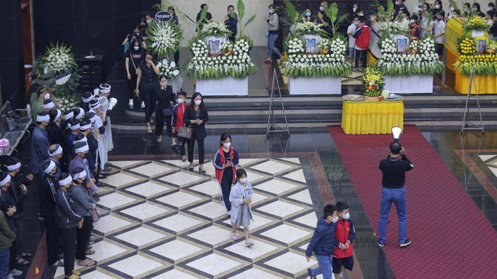 tang le dam nuoc mat tien dua 4 ba chau tu vong trong vu chay o ha noi 4