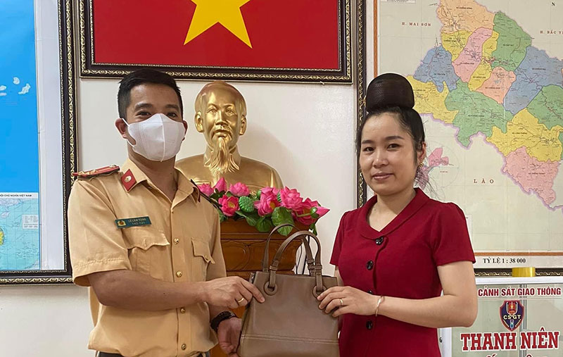 thuong uy csgt nhat duoc tui xach tra lai nguoi danh roi thuong uy csgt nhat duoc tui xach tra lai nguoi danh roi