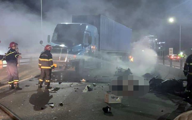 hai phong xe may boc chay sau khi dau dau xe tai hau qua 2 nguoi tu vong hai phong xe may boc chay sau khi dau dau xe tai hau qua 2 nguoi tu vong