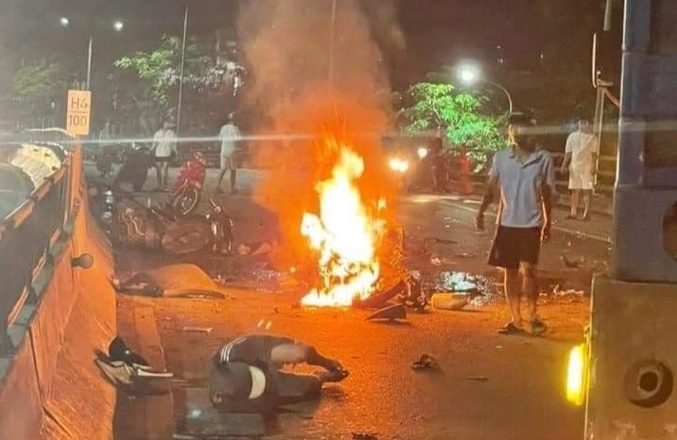 hai phong xe may boc chay sau khi dau dau xe tai hau qua 2 nguoi tu vong2 hai phong xe may boc chay sau khi dau dau xe tai hau qua 2 nguoi tu vong2