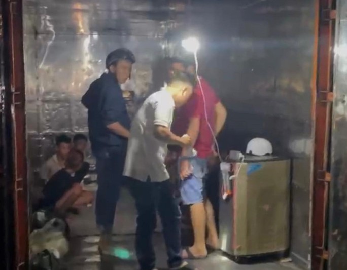 bat nhom vi thanh nien danh nguoi cuop cua khi dang an mung trong thung container bat nhom vi thanh nien danh nguoi cuop cua khi dang an mung trong thung container