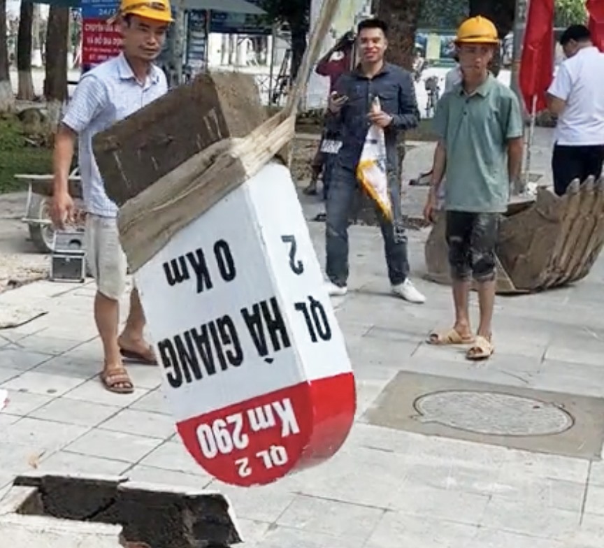 vi sao cot moc km0 noi tieng o ha giang bi nho bo1