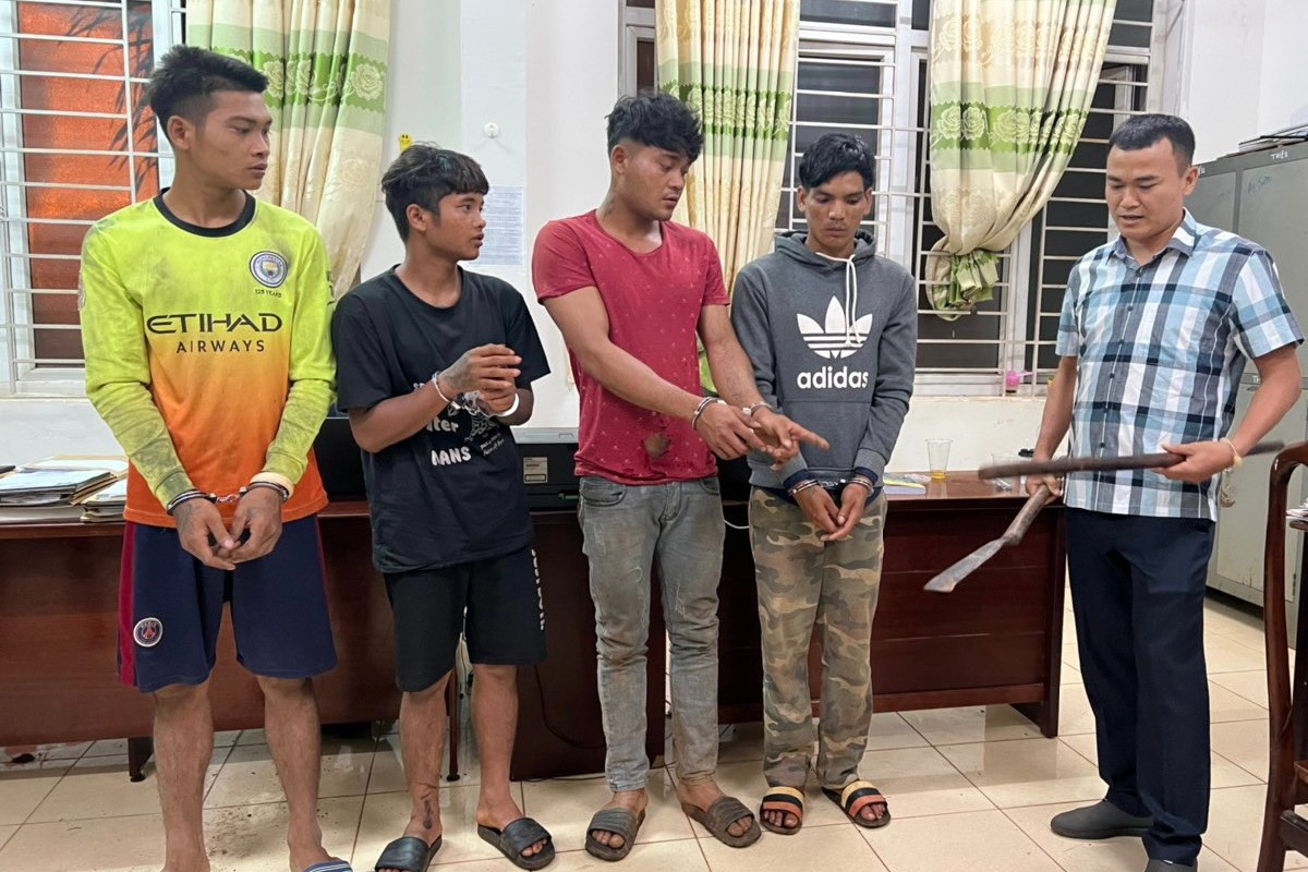 nhom doi tuong bit mat dap pha xe khach khai gi tai co quan cong an dspl 1 nhom doi tuong bit mat dap pha xe khach khai gi tai co quan cong an dspl 1