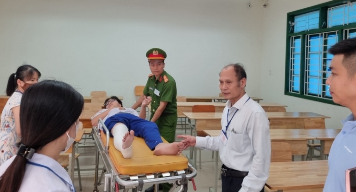 thi vao lop 10 o quang tri thi sinh bi gay chan duoc bo tri phong thi rieng 1 thi vao lop 10 o quang tri thi sinh bi gay chan duoc bo tri phong thi rieng 1
