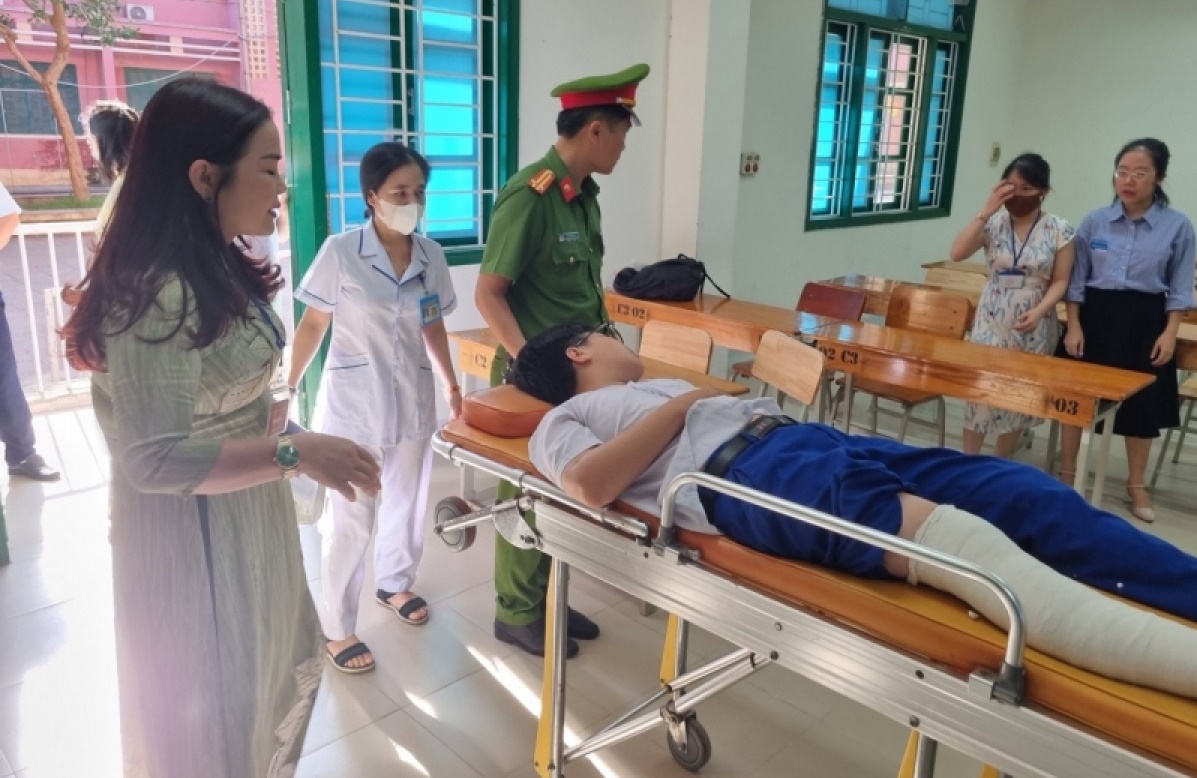 thi vao lop 10 o quang tri thi sinh bi gay chan duoc bo tri phong thi rieng 2 thi vao lop 10 o quang tri thi sinh bi gay chan duoc bo tri phong thi rieng 2