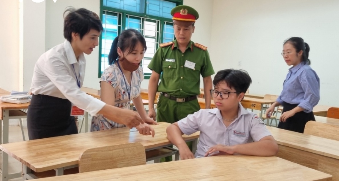 thi vao lop 10 o quang tri thi sinh bi gay chan duoc bo tri phong thi rieng 3 thi vao lop 10 o quang tri thi sinh bi gay chan duoc bo tri phong thi rieng 3