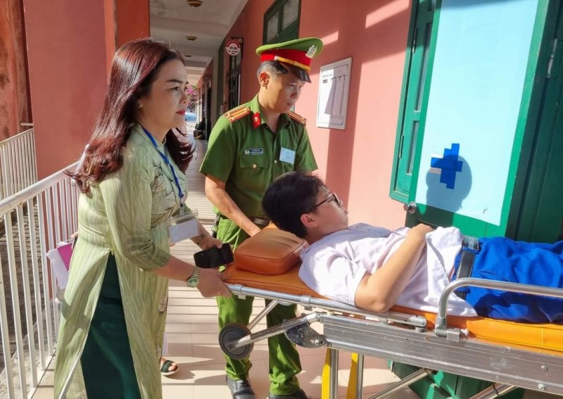 thi vao lop 10 o quang tri thi sinh bi gay chan duoc bo tri phong thi rieng 5 thi vao lop 10 o quang tri thi sinh bi gay chan duoc bo tri phong thi rieng 5